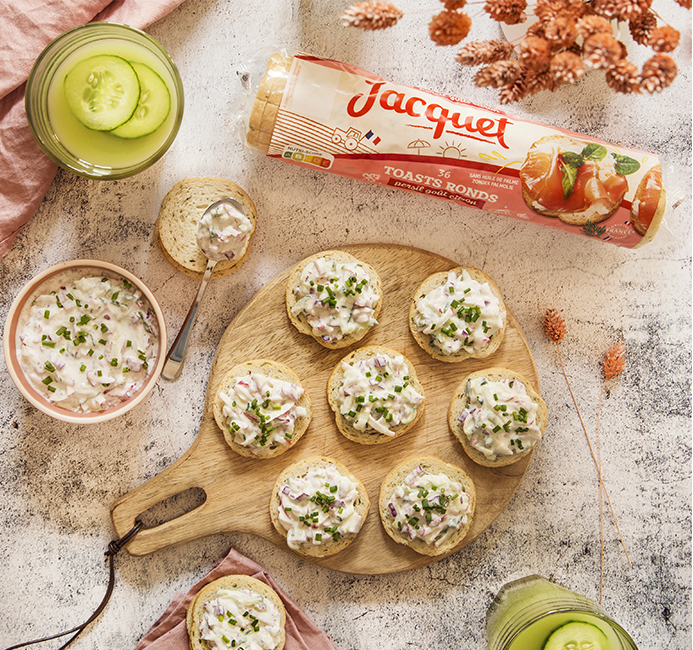 Sauce tzatziki concombre, radis et oignon sur toast Persil goût citron