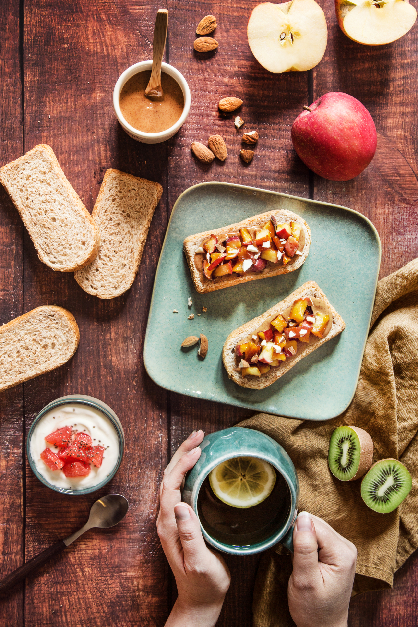 Tartines de pommes caramélisées et purée d’amandes
