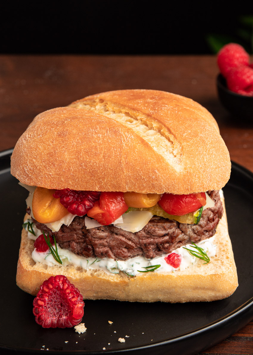 Burger d’été aux légumes grillés et framboises