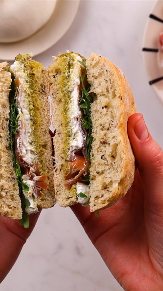 Focaccia burrata, prosciutto & pesto Pains Jacquet