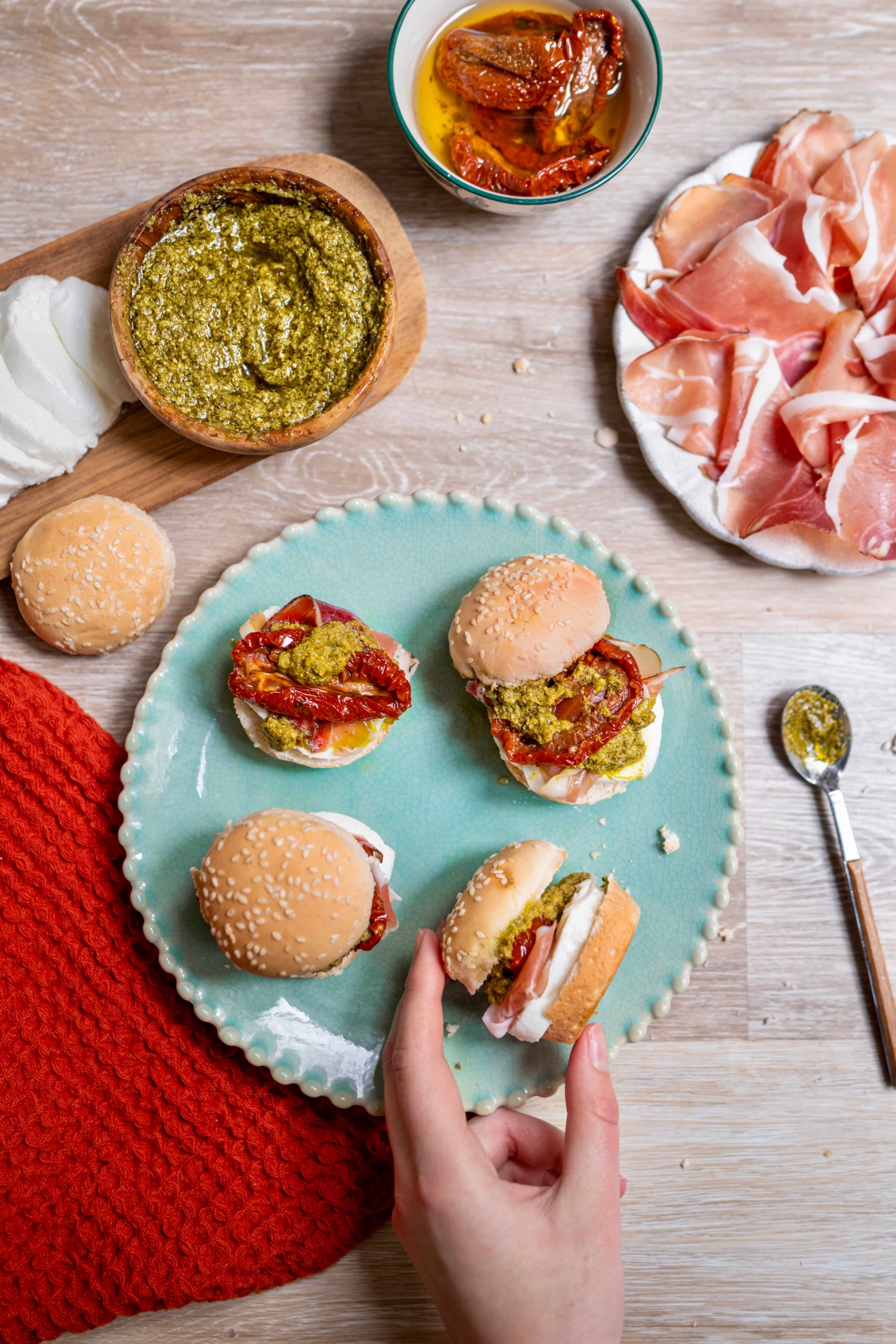 Mini burgers speck, mozzarella & tomates séchées