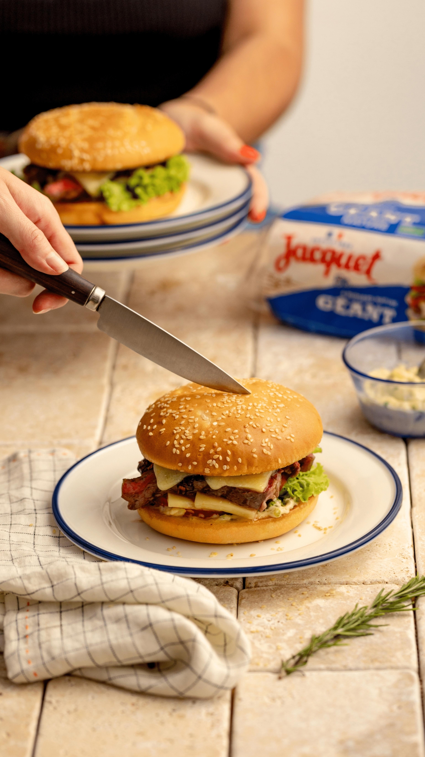 Burger entrecôte aux échalottes caramélisées