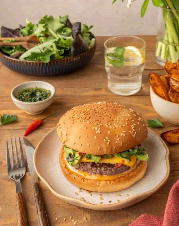 Burger steak, cheddar, avocat et sauce chimichurri