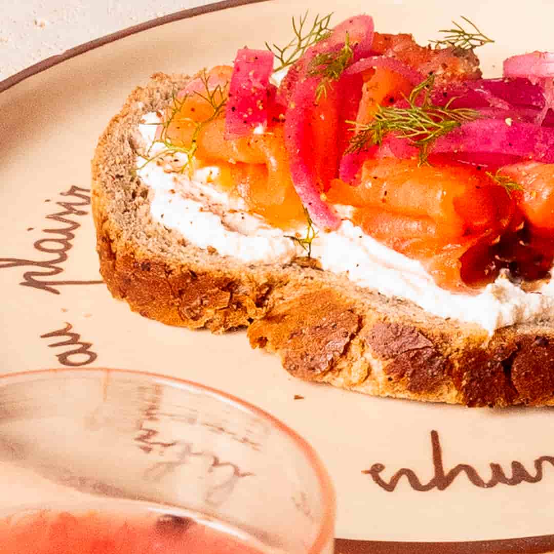 Tartine de saumon fumé, crème et pickles d&rsquo;oignons