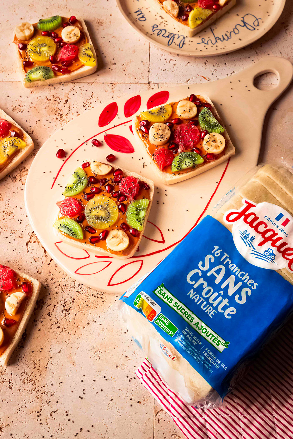 Tartine sans croûte beurre de cacahuètes & fruits