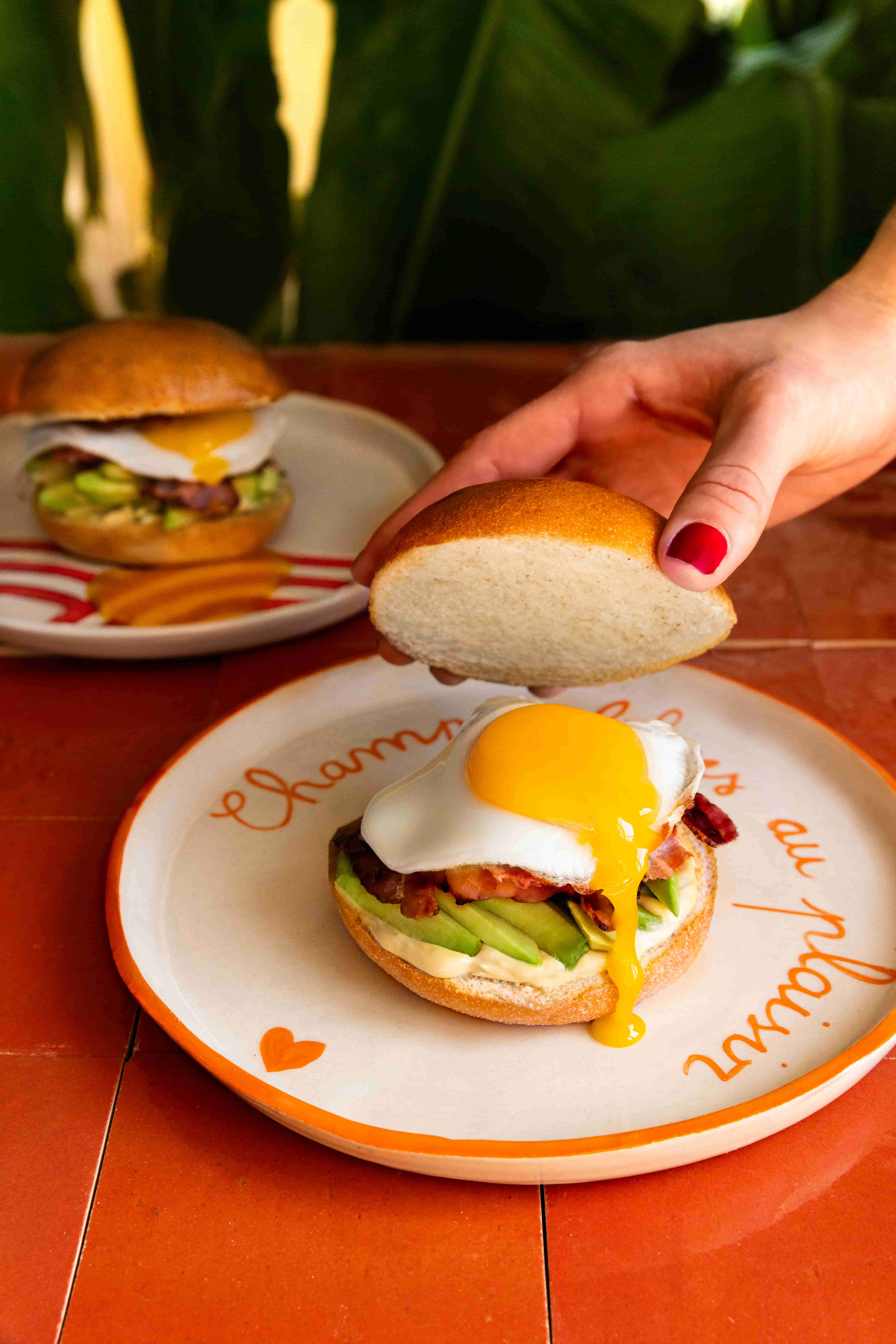 Burger avocat, œuf et bacon