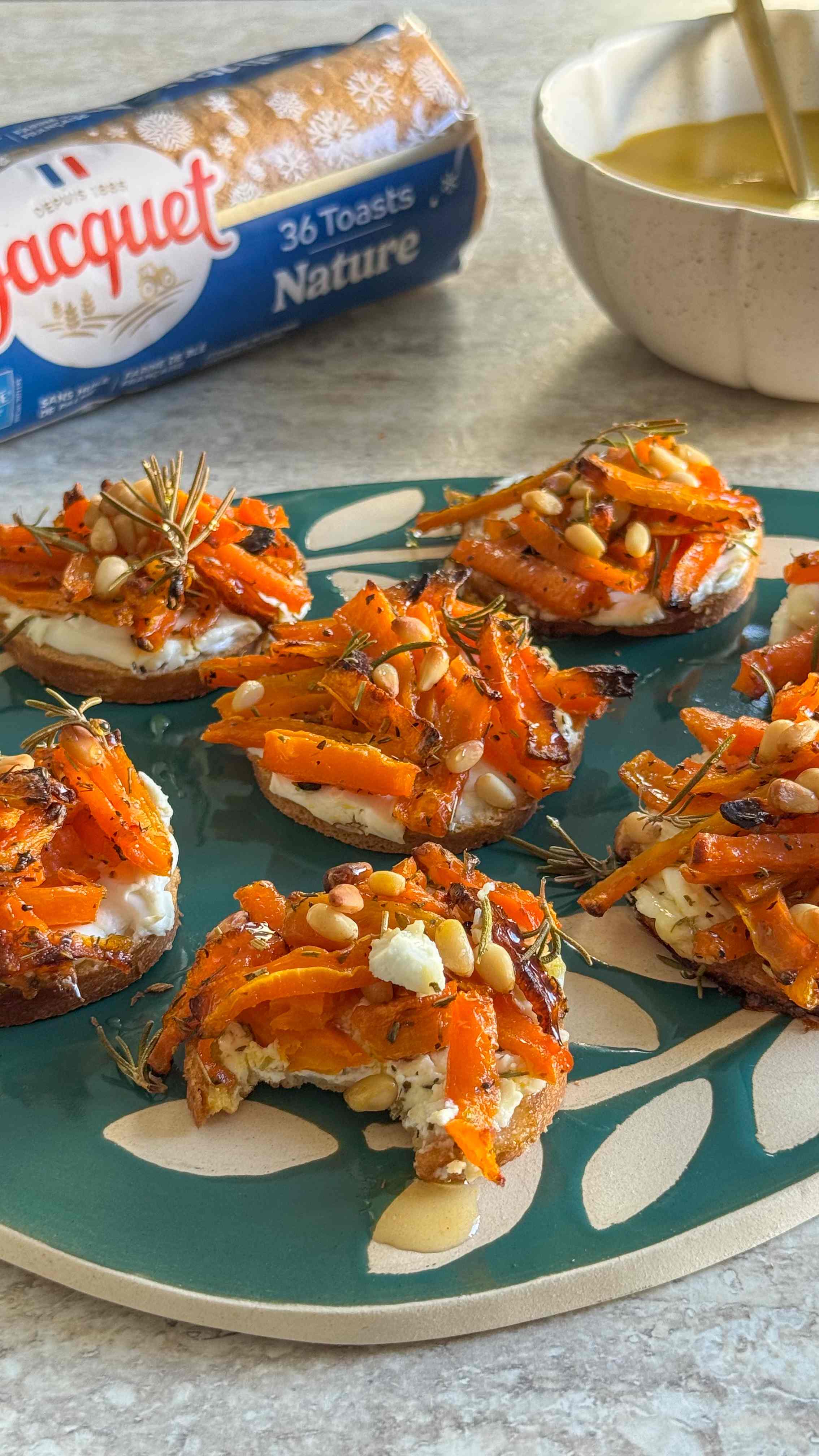 Toasts de carottes rôties au fromage frais, romarin & miel