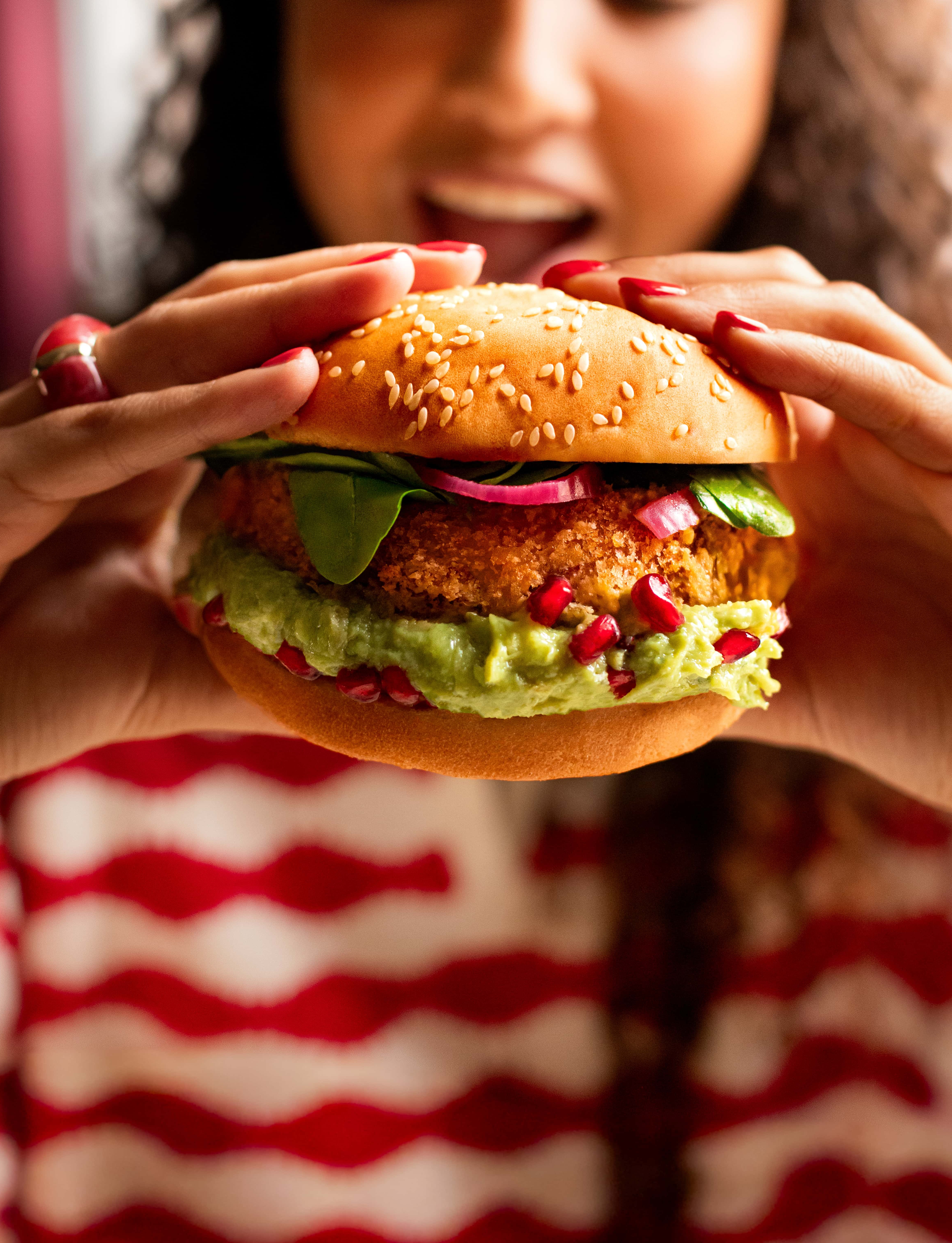 Burger végétarien au butternut pané, guacamole & grenades
