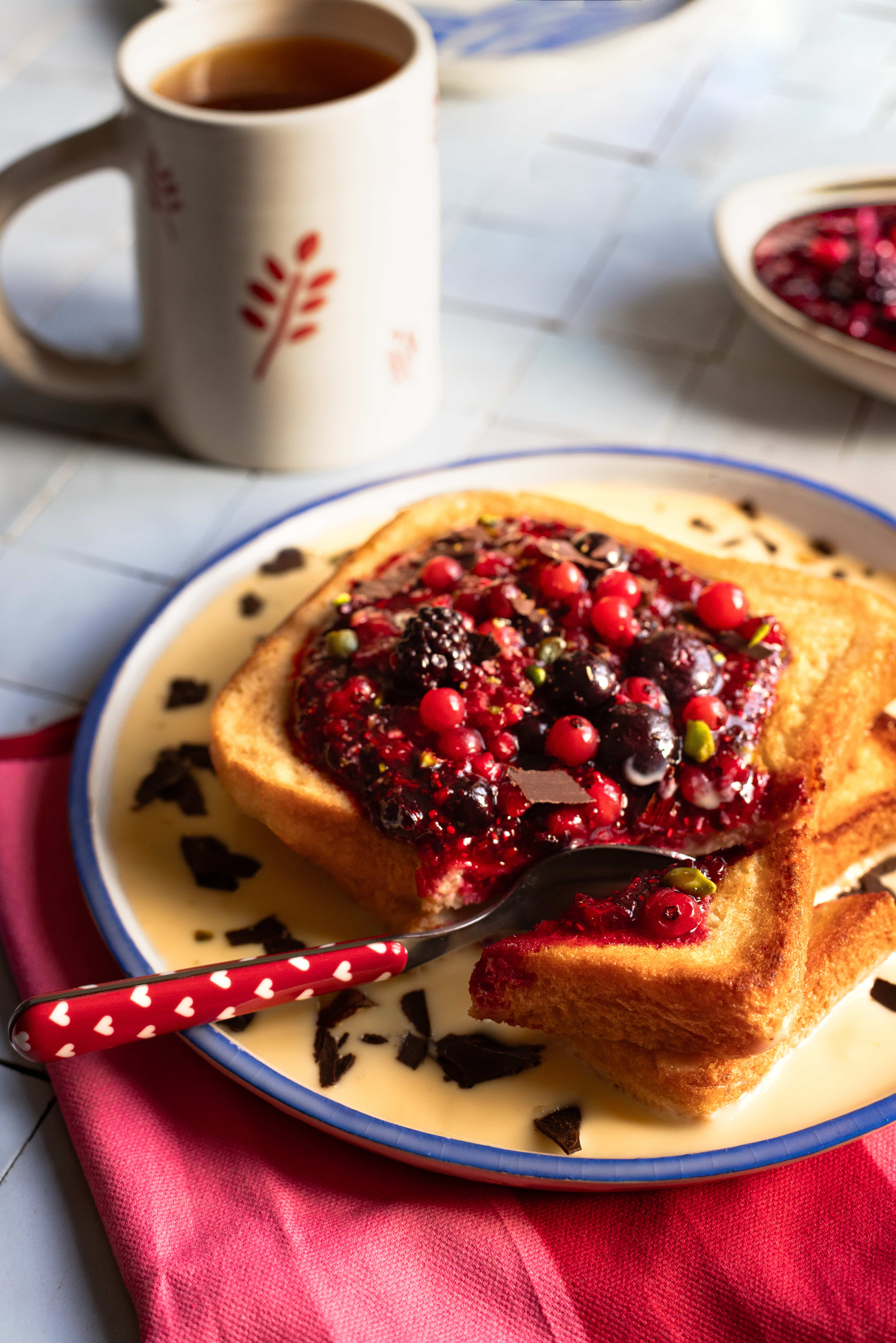 Recette du pain perdu gourmand aux fruits rouges, crème anglaise & chocolat