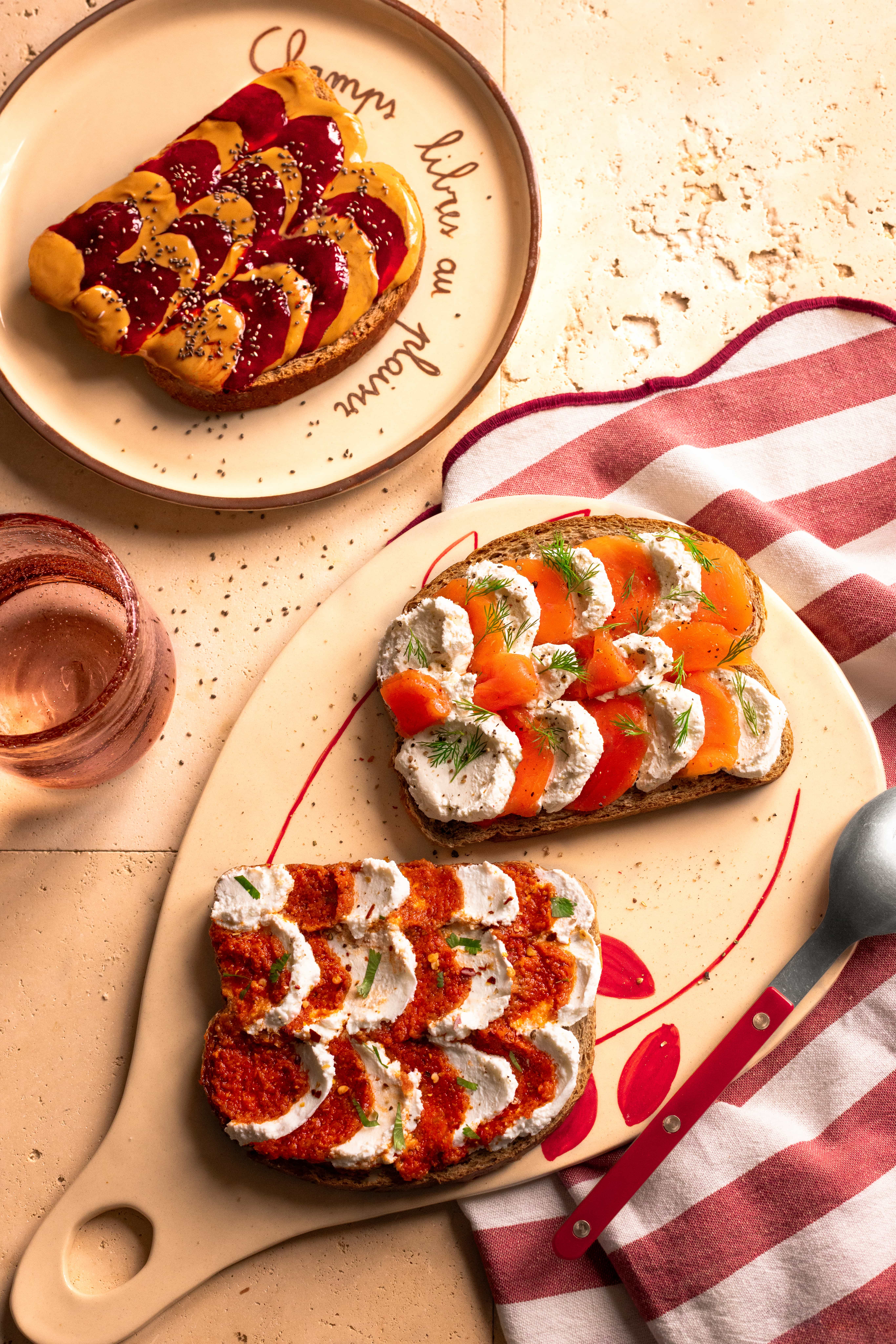 Tartines Écailles : salée au saumon fumé ou pesto rosso et sucrée au beurre  de cacahuètes