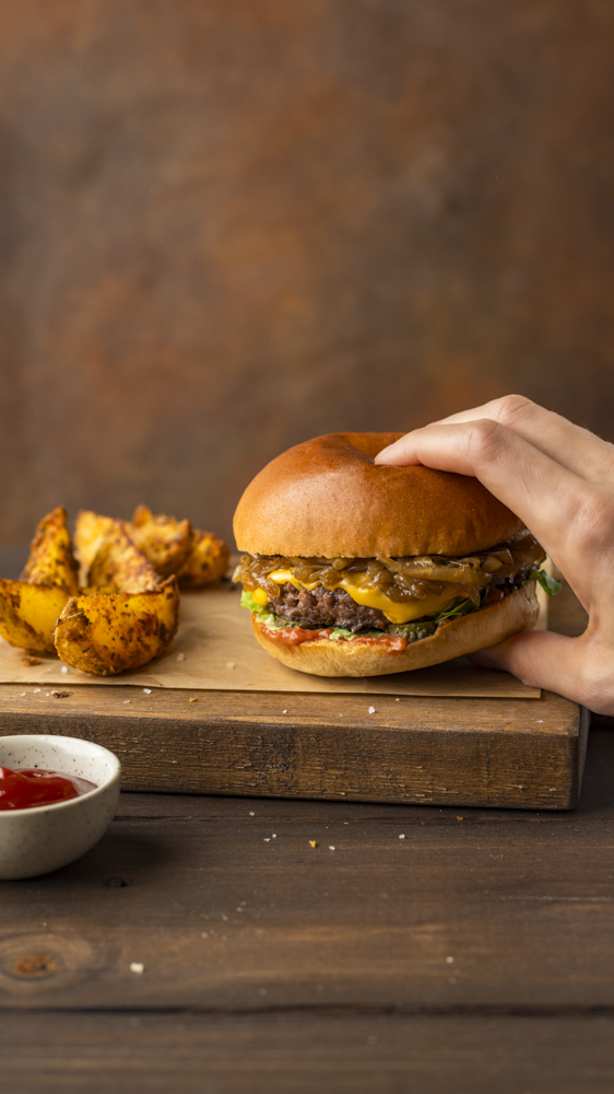 Burger steak, cheddar et oignons confits