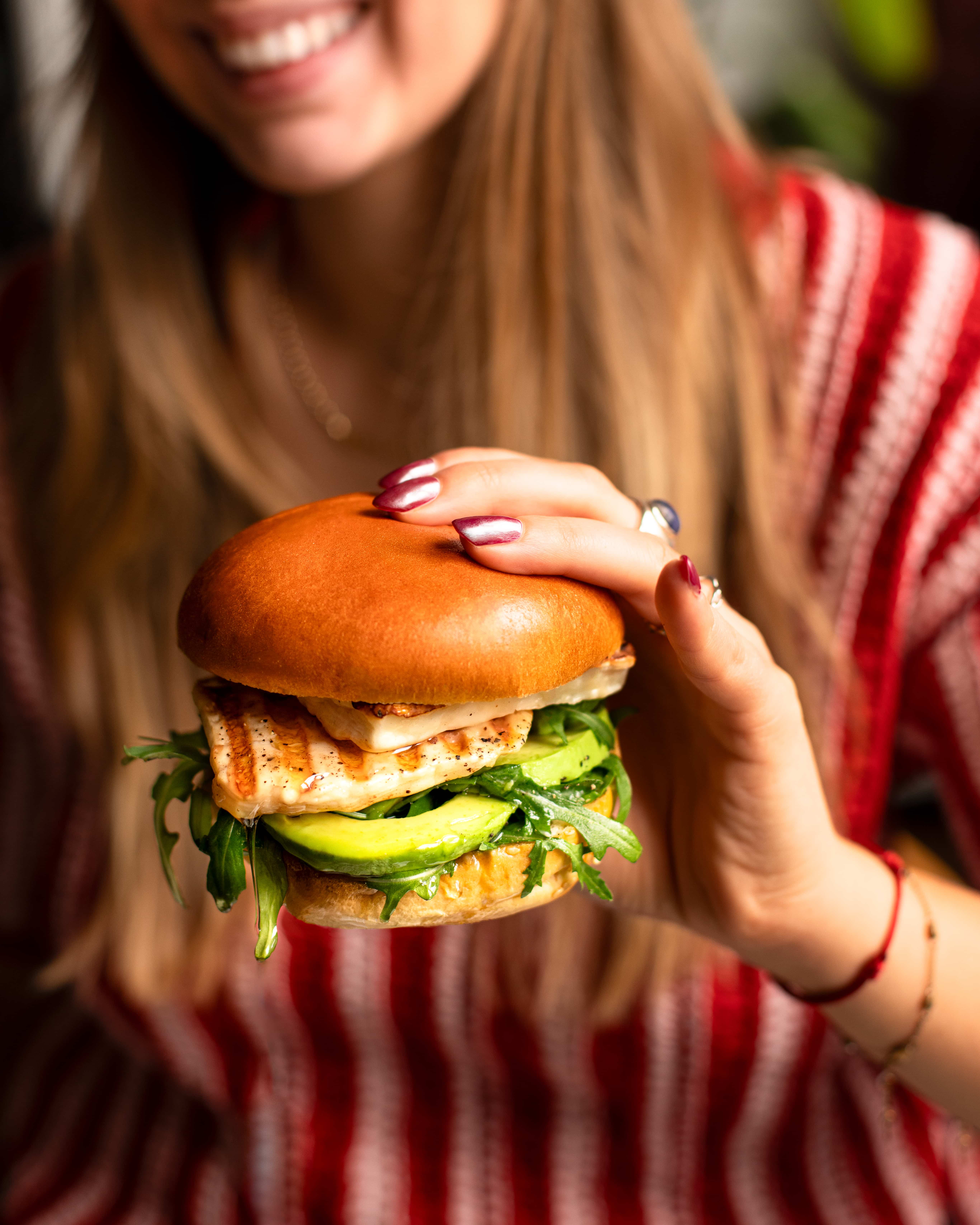 Halloumi Burger à l’avocat, miel et pickles de radis