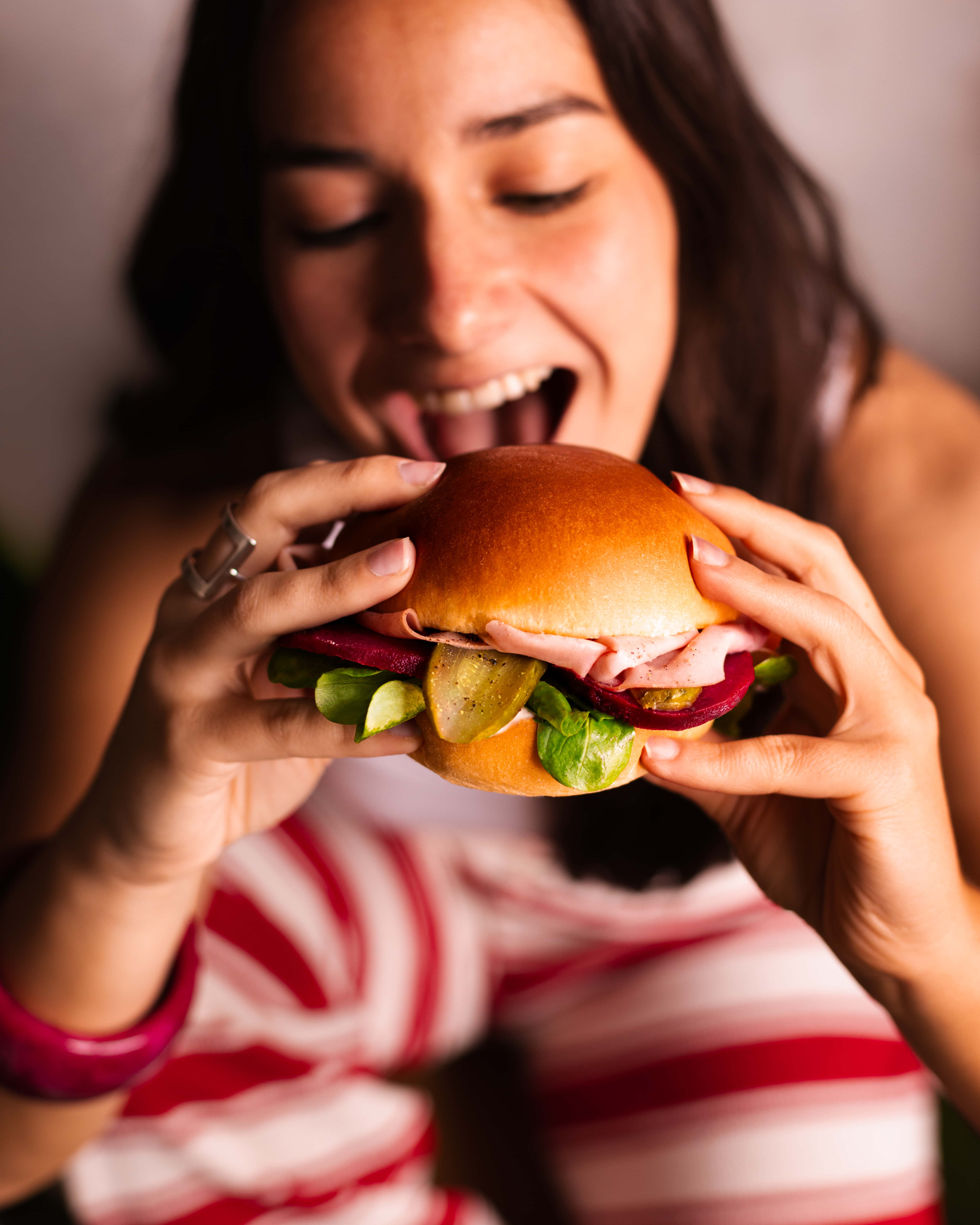 Burger froid à la mortadelle et légumes marinés
