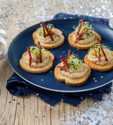 Toasts au houmous de chou-fleur et au chorizo