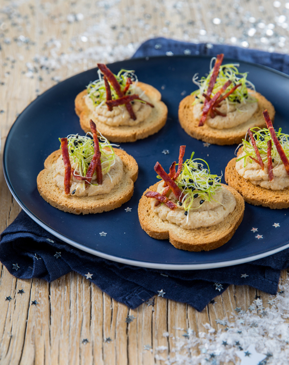 Toasts au houmous de chou-fleur et au chorizo