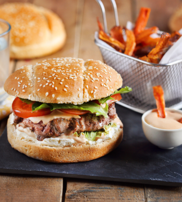 Burger au fromage frais et sauce cocktail