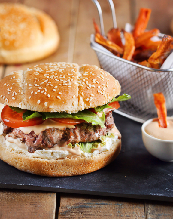 Burger au fromage frais et sauce cocktail
