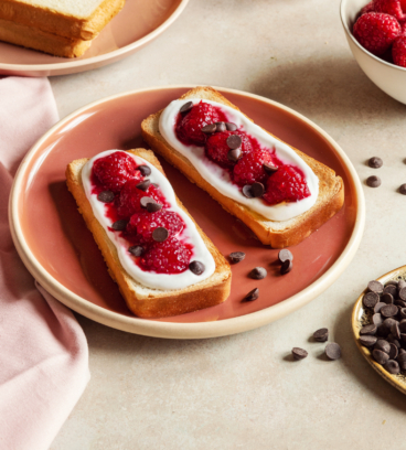 Tartines au yaourt coco et framboises au miel