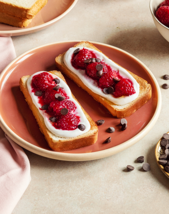 Tartines au yaourt coco et framboises au miel