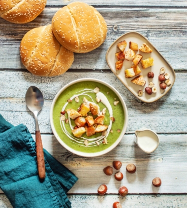 Velouté de brocolis et croûtons de burger Géant