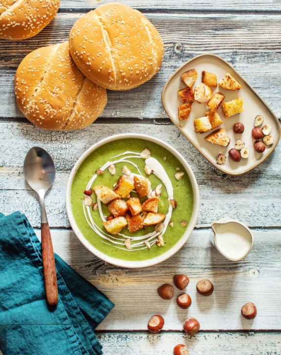 Velouté de brocolis et croûtons de burger Géant