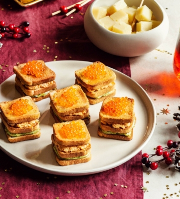 Mini toasts à l’houmous de roquette et mousse de saumon