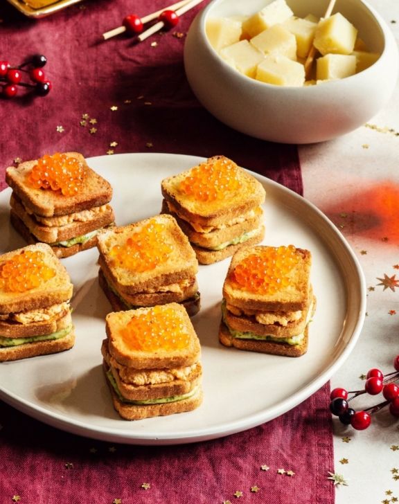 Mini toasts à l’houmous de roquette et mousse de saumon