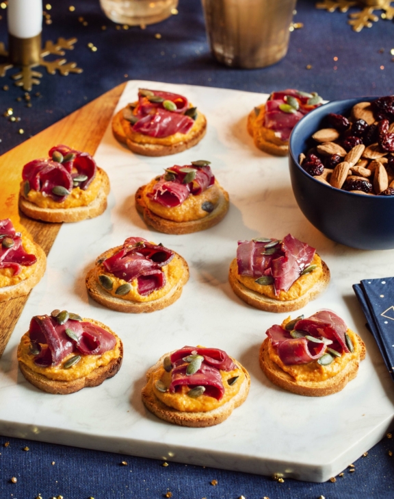 Toast de houmous de potiron, graines de courge et magret de canard