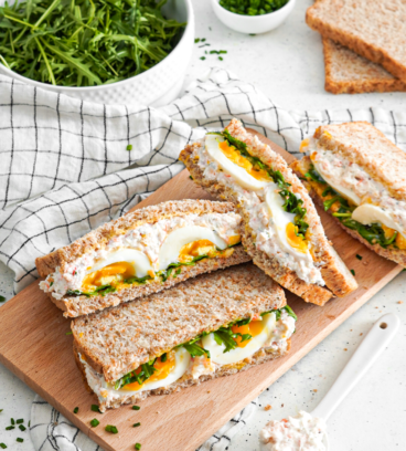 Sandwich fromage fouetté ail et fines herbes