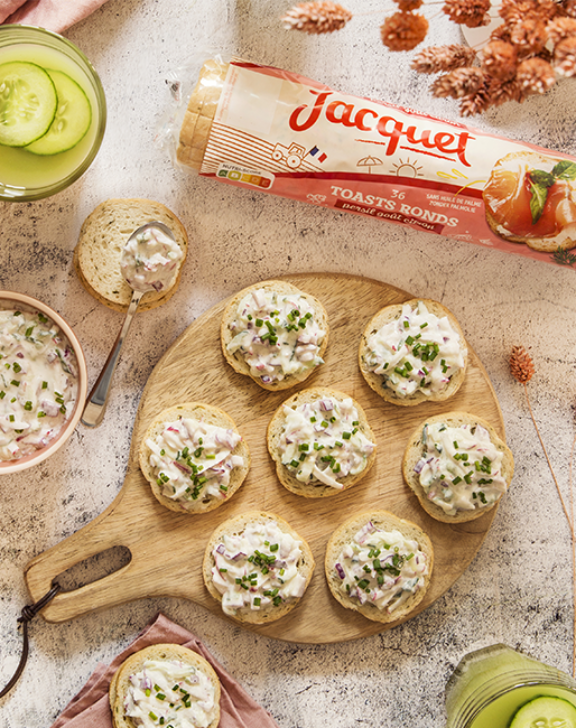 Sauce tzatziki concombre, radis et oignon sur toast Persil goût citron