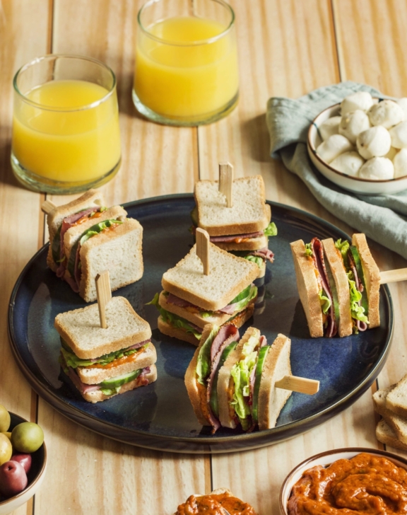 Mini club sandwichs au pastrami et pesto rosso