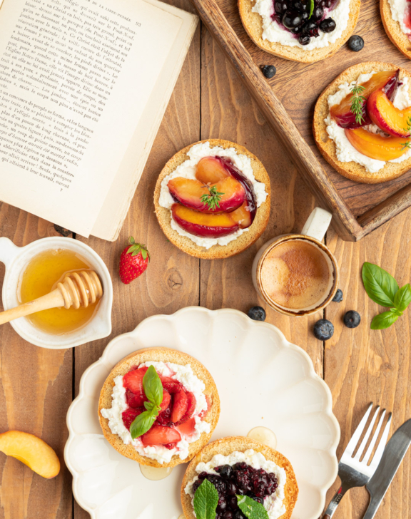 Muffins, ricotta et fruits rôtis au miel