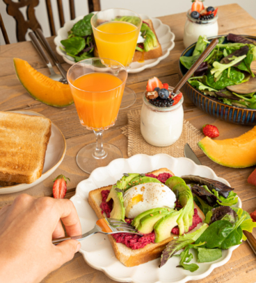 Avocado toast, houmous de betterave et œuf poché