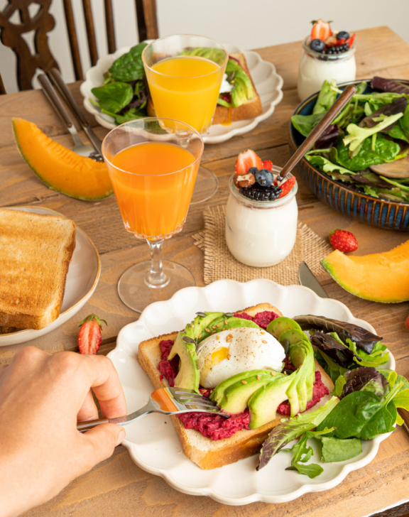 Avocado toast, houmous de betterave et œuf poché