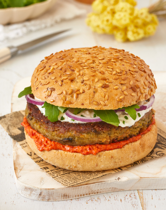 Burger végétarien à l’aubergine, boulgour et crème de poivrons rouges