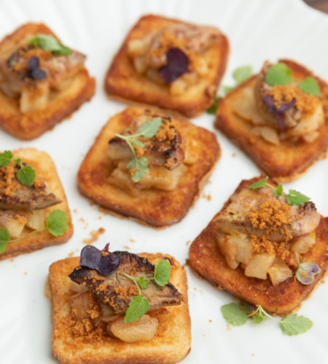 Toasts de pain perdu, pommes rôties, foie gras poêlé et spéculoos