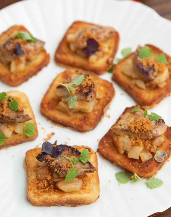 Toasts de pain perdu, pommes rôties, foie gras poêlé et spéculoos