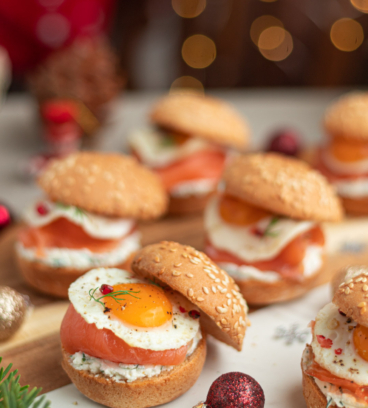 Mini burger au fromage frais, saumon fumé, &#038; œuf de caille au plat