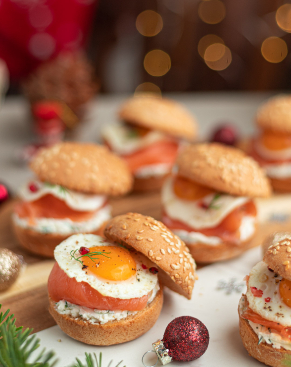 Mini burger au fromage frais, saumon fumé, &#038; œuf de caille au plat