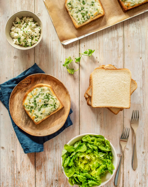 Tartines de mozzarella, ail et persil