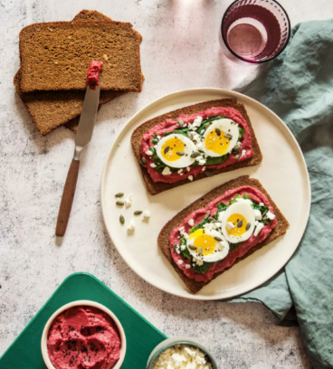 Tartines à l’houmous de betterave, épinard et œuf mollet