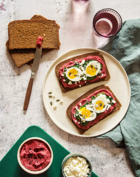 Tartines à l’houmous de betterave, épinard et œuf mollet