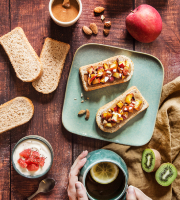 Tartines de pommes caramélisées et purée d’amandes