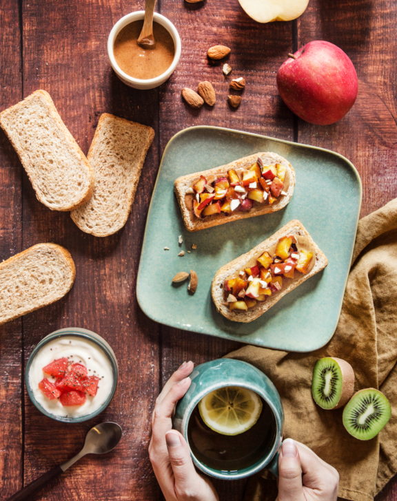 Tartines de pommes caramélisées et purée d’amandes