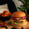 Smash burger aux pickles d’oignons rouges