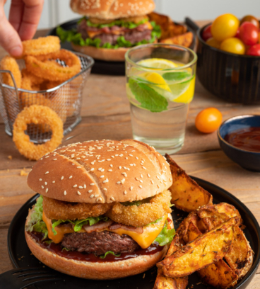 Burger au barbecue et « onion rings »