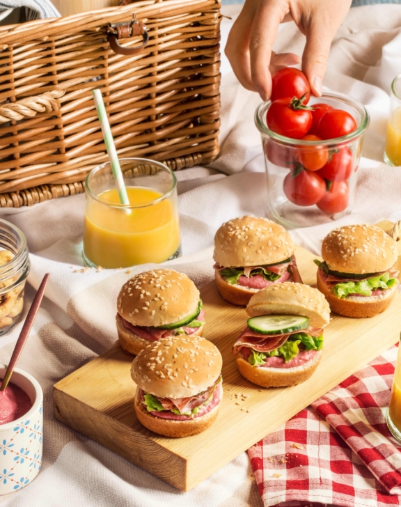 Mini burgers apéritifs à l’houmous de betterave et coppa