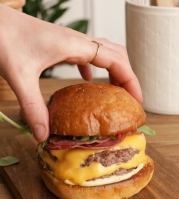 Smash Burger sauce mayonnaise épicée, roquette et coppa grillée