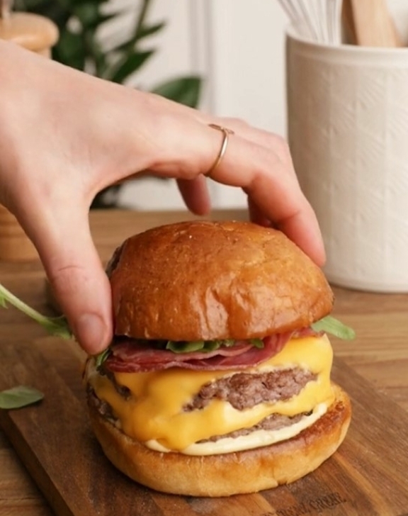 Smash Burger sauce mayonnaise épicée, roquette et coppa grillée