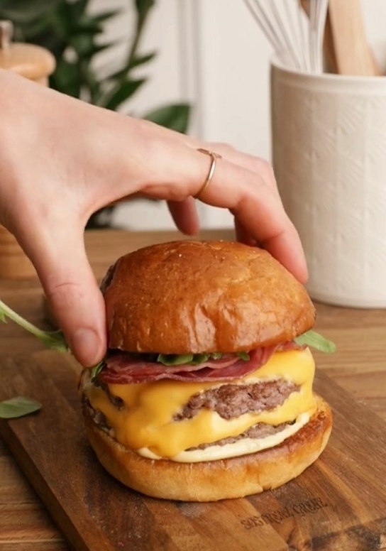 Smash Burger sauce mayonnaise épicée, roquette et coppa grillée